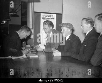 MOBILISER LES CONSTRUCTEURS tous les hommes âgés de 18 à 60 ans qui étaient autrefois employés dans les industries du bâtiment et du génie civil doivent maintenant s'inscrire aux bourses de l'emploi dans toute la Grande-Bretagne. Expositions de photos : hommes à la bourse de l'emploi de Westminster (Londres) 16 juin 1945 Banque D'Images