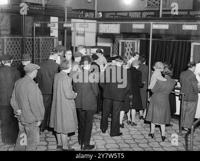 DÉJEUNER DES LONDONIENS AVEC LES DIEUX : LES REPAS DU MUSÉE À DES PRIX POPULAIRES les restaurants britanniques, ouverts par le Londoners' Meals Service pour fournir de la bonne nourriture à des prix minimums, sont apparus presque partout à Londres, de Park Lane à Putney, pendant la guerre. Le plus étrange est au Bethnal Green Museum, dans l’East End, où 1000 déjeuners chauds peuvent être servis chaque jour. Les clients paient la tenpence ou un shilling dans le hall, à un stand à côté d'un buste de Garibaldi, le patriote italien, et prennent leur repas à un comptoir de service, le transportant devant un buste d'Oliver Cromwell, Lord protecteur du commonwealth, à la Banque D'Images