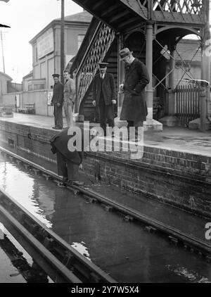 GREAT GALE FAIT TOUJOURS RAGE SUR LA CÔTE SUD : LA GARE DE NEWHAVEN EST INONDÉE. Le grand vent fait encore rage sur la côte sud de la Grande-Bretagne et à Newhaven, Sussex, la gare ferroviaire a été inondée à marée haute par des mers montagneuses. Une mine a été jetée dans le port de Newhaven pendant la tempête et coincée entre une drague et le quai. Photo Shwos : la gare de Newhaven est inondée à marée haute par les mers montagneuses qui ont balayé. 19 décembre 1945 Banque D'Images