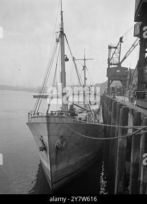 CABINES SIMPLES ET DOUCHES POUR LES MARINS BRITANNIQUES À BORD DES cabines simples KINGFISHER, matelas à ressorts, bains-douche - ce sont quelques-unes des commodités pour les 13 hommes qui équipent le navire de fret Kingfisher appartenant à Londres de 541 tonnes, qui établit une nouvelle norme dans l'hébergement luxueux pour les marins britanniques. Mis en service en janvier, le nouveau coaster est un modèle pour les navires marchands d'après-guerre, comme le montrent ces photos. Photos montrent : Kingfisher dans le quai, propriété de General Steam navigation Company, ses canots de sauvetage sont lancés à partir des bosses mécaniques et deux sont équipés de moteurs. Mars 1945 Banque D'Images