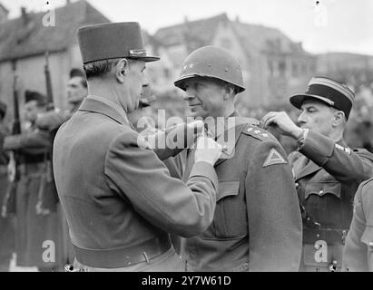 GÉNÉRAUX AMÉRICAINS HONORÉS PAR LE GÉNÉRAL DE GAULLE le général de GAULLE investit le major-général Alexander Patch commandant le cordon du commandant de la Légion d'honneur de la 7e armée américaine à Town Square , Sauvé le 13 février 1945 Banque D'Images