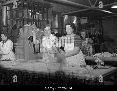 CONSTRUCTION DU BOMBARDIER BRITANNIQUE HALIFAX montre : Mme Beatrice Hill, qui a un fils servant dans la RAF, et Mme B Lancaster polissant le nez en perspex d'un nouveau bombardier Halifax. Avril 1945 Banque D'Images