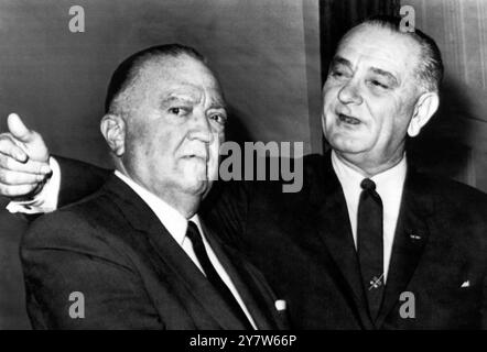 LÉGENDE ORIGINALE - le président Johnson rencontre Hoover - Washington DC, USA : le président Lyndon B Johnson (à droite) met son bras autour de J Edgar Hoover (à gauche) , directeur du FBI , alors qu'ils se réunissaient dans le bureau du président après que le chef de l'exécutif s'était adressé à une séance commune nocturne du Congrès . Le Président a lancé un appel au Congrès pour qu'il promulgue sans délai une législation garantissant le droit de vote des Noirs - 15 mars 1965 Banque D'Images