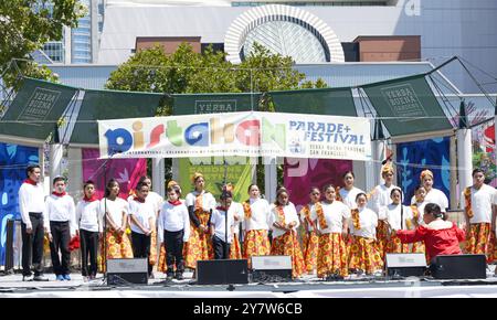 San Francisco, CA - 10 août 2024 : participants au 31e festival annuel de Pistahan, une manifestation colorée de fierté et de diversité de la communauté philippine. Banque D'Images