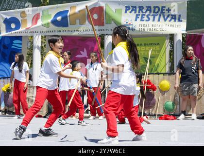 San Francisco, CA - 10 août 2024 : participants au 31e festival annuel de Pistahan, une manifestation colorée de fierté et de diversité de la communauté philippine. Banque D'Images