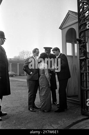 Photo aux portes du Palais de Buckingham, Londres, aujourd'hui, alors qu'ils ont remis une lettre de protestation contre le projet de loi sur l'immigration sont , LtoR : M. Maurice Millar, député travailliste de Glasgow Kelvingrove : Mme McCarthy, de l'East London Indian Association, et M. David Steel, porte-parole du Parlement libéral sur les affaires du Commonwealth. La lettre, adressée à sa Majesté, en tant que chef du Commonwealth, demandait que la sanction royale soit retirée du projet de loi sur l'immigration Commonwelath, qui devrait être présenté à minuit ce soir. 29 février 1968 Banque D'Images