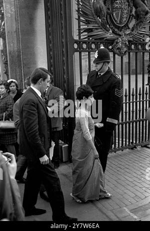 Aux portes du Palais de Buckingham, à Londres, aujourd'hui, alors qu'ils livraient une lettre de protestation contre le projet de loi sur l'immigration, M. Maurice Millar, député travailliste de Glasgow Kelvingrove (caché) : Mme McCarthy, de l'East London Indian Association (devant), et M. David Steel, porte-parole du Parlement libéral sur les affaires du Commonwealth. La lettre, adressée à sa Majesté, en tant que chef du Commonwealth, demandait que la sanction royale soit retirée du projet de loi sur l'immigration Commonwelath, qui devrait être présenté à minuit ce soir. 29 février 1968 Banque D'Images