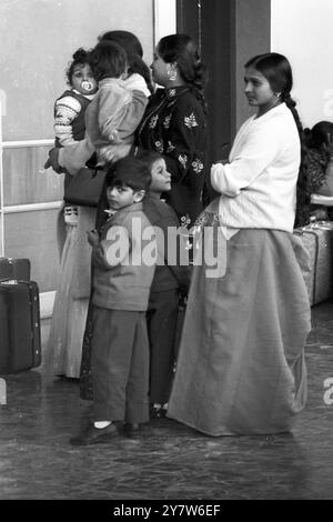 Une nouvelle et jeune arrivée de Nairobi trouve un lieu de repos temporaire, l'un des salons de l'aéroport de Londres Heathrow cet après-midi alors que de plus en plus d'Asiatiques du Kenya sont venus dépasser la date limite de minuit de jeudi. Alors que des milliers de femmes arrivaient à Heathrow, des femmes asiatiques étaient vaccinées avant d'attraper les avions à destination de Londres.27 février 1968 Banque D'Images