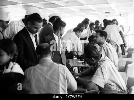 Quelques-uns des 500 Indiens du Kenya photographiés alors qu’ils débarquaient à Bombay depuis le Kenya à bord du navire à passagers indo-britannique Sirdhana, le 22 mars 1968. À leur arrivée ici, la plupart de ces passagers «apatrides», détenteurs de passeports britanniques, ont déclaré : «nous n'avons pas d'avenir».24 mars 1968 Banque D'Images