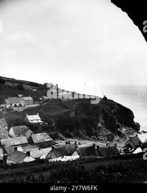 Vue panoramique de la côte à Cadgwith, Cornwall, England.1933 Banque D'Images