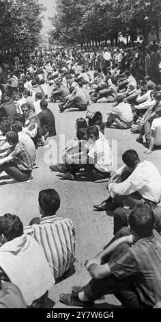 Les étudiants de l'université organisent un sit-in massif devant le bureau du premier ministre à Ankara, le 16 juin 1968 alors que la crise étudiante se poursuivait dans la ville et plusieurs autres villes turques. Les étudiants occupent des bâtiments universitaires et boycottent les examens du semestre d'été dans leur demande de réformes universitaires. Les étudiants affirment que jusqu'à ce que leurs demandes soient prises au sérieux, ils continueront à occuper les bâtiments de la faculté. Ankara, Turquie.19 juin 1968 Banque D'Images