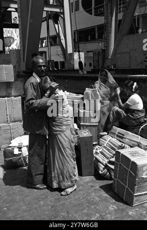 Une indienne kenyane pleure dans les bras d'un parent alors que 500 de ces personnes «apatrides» ont débarqué au port de Bombay en provenance du Kenya à bord du navire à passagers indo-britannique Sirdhana, le 22 mars 1968. À leur arrivée ici, la plupart de ces passagers, détenteurs de passeports britanniques, ont déclaré : «nous n'avons pas d'avenir».24 mars 1968 Banque D'Images