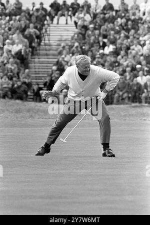 Carnoustie , Ecosse : Jack Nicklaus des Etats-Unis veut à la maison son putt pour un aigle trois au 14ème trou lors de la troisième manche de l'Open Golf Championship . À la fin de la ronde Nicklaus était à la quatrième place quatre coups derrière le leader Billy Casper , également des États-Unis qui a un total de trois tours du 214 .13 juillet 1968 Banque D'Images