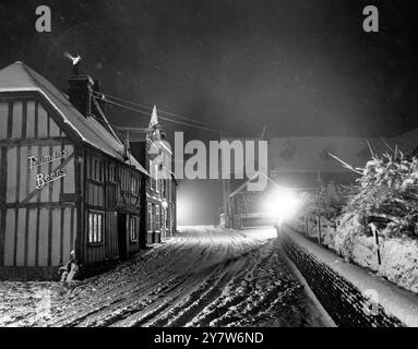 Scène nocturne dans la neige, la maison publique Leather Bottle à Gravesend, Kent, Angleterre.27 janvier 1958 Banque D'Images