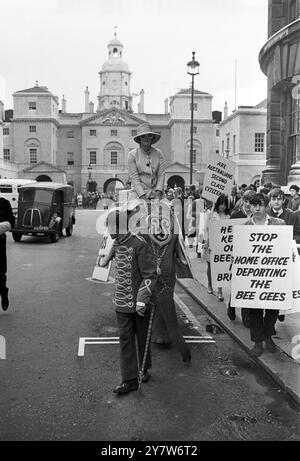 La manifestation des adolescents contre la déportation du groupe pop Bee Gees s'est poursuivie à Londres cet après-midi avec l'aide d'un bébé éléphant de Billy Smart's Circus. Monter l'éléphant de Horse Guards - sur le chemin du Home Office - est Jean Clark, 18 ans, membre du fan club Bee Gees. Elle a été fortement soutenue par de nombreux autres fans protestant contre le refus du Home Office de donner des permis de travail aux membres australiens du groupe (Colin Peterson et Vince Melouney). Les deux membres ont été priés de quitter la Grande-Bretagne avant le 17 septembre 1967. 16 août 1967 Banque D'Images