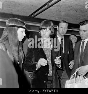 Un BEATLE VOLE À Londres : le batteur du célèbre groupe pop des Beatles Ringo Starr et sa femme Maureen ont photographié alors qu'ils arrivaient à l'aéroport de Londres en provenance de New York aujourd'hui. Aussi arrivant avec Ringo était le Beatle George Harrison et sa femme Patti Boyd. 19 juin 1968 Banque D'Images