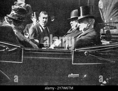 M. T.P. O'Connor était avec M. John Redmond lors de sa récente visite aux États-Unis, de même que M. Joseph Devlin et M. Daniel Boyle. M. O'Connor est arrivé à Londres samedi dernier et a été accueilli à Euston Station par deux cents représentants de la branche londonienne de la United Irish League. Il a dit à ces représentants qu'il était revenu des États-Unis avec un message d'Amérique qu'ils étaient derrière lui, prêts à les soutenir dans leurs luttes.19 novembre 1910 Banque D'Images