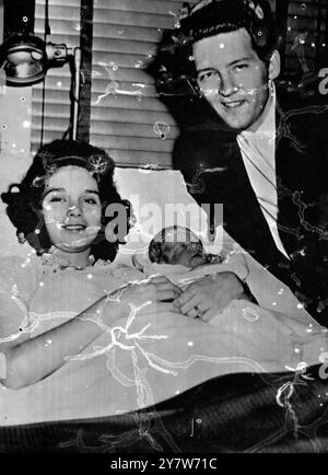 Ferriday, Louisiane, États-Unis : le chanteur de Rock 'n Roll Jerry Lee Lewis rayonne fièrement alors que sa femme de 14 ans lui montre leur nouveau petit garçon, 7 lb 2 oz, né le 27 février 1959 Banque D'Images