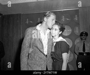 Le chanteur de Rock and Roll Jerry Lee Lewis arrive aujourd'hui à l'aéroport de New York avec sa mariée de 13 ans, Myra de retour de Grande-Bretagne, suite à l'annulation de sa tournée de six semaines dans ce pays. Lewis, âgé de 22 ans, dont les affaires matrimoniales ont soulevé tout un rumpus dans ce pays de sorte que sa tournée a dû être annulée, a quitté Londres avec la mère et le père de sa femme.28 mai 1958 Banque D'Images