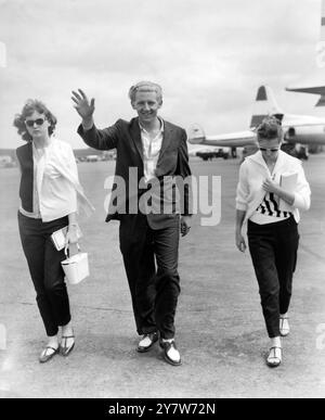 Avec une vague, le chanteur américain de Rock 'n Roll Jerry Lee Lewis arrive à l'aéroport de Londres avec sa troisième épouse, Myra (à droite). Sa femme a quinze ans, et Jerry a dit qu'ils avaient été mariés environ deux mois. Jerry Lee Lewis est dans ce pays pour une tournée des théâtres. Il a 22 ans et sa première épouse s'appelait Dorothy Barton, et sa deuxième épouse s'appelait Jane Mitchell, qui avait un fils de Jerry, et qui est maintenant âgé de trois ans.22 mai 1958 Banque D'Images