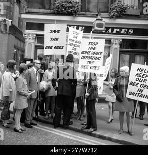 Scène dans Carnaby Street à Londres aujourd'hui, ces pétitionnaires cherchent à sauver deux membres du groupe pop 'The Bee Gees' de devoir quitter le pays. Les deux Australiens, le batteur Colin Peterson et le guitariste Vince Melouney, sont venus en Grande-Bretagne à la fin de l'année dernière, avec six mois de permis de visite. Ils ont rejoint les Bee Gees en février. Leurs permis de séjour ont été prolongés quelques mois, mais on leur a maintenant dit qu'ils devaient quitter le pays avant le 17 septembre. Les trois autres membres du groupe sont des Britanniques qui ont émigré en Australie en 1958. 11 août 1967 Banque D'Images