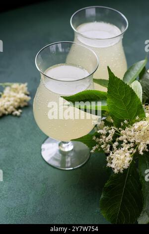 Boisson gazeuse à base de fleurs de sureau. Fleur de kvass d'été dans des verres. Eau pétillante maison hugo. Cocktail de sureau noir Banque D'Images