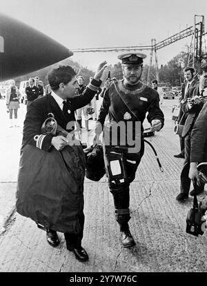 Le commandant Brian Davies (avec casquette), pilote de la Royal Navy, quitte son avion fantôme après avoir établi un nouveau record du monde transatlantique de 4 heures 46 minutes le 11 mai 1969, Wisley, Surrey, Angleterre. Son copilote, le lieutenant-commandant Peter Goddard, un concurrent de la Transatlantic Air Race, enregistre un nouveau record de l'Empire State Building à New York à la Post Office Tower à Londres. 12 mai 1969 Banque D'Images