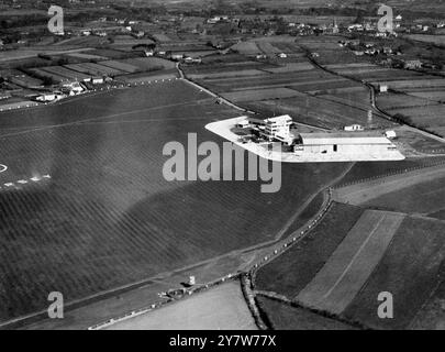 Le nouvel aéroport de la Manche IslandsJersey, ouvert à £130 000 par la femme du huissier Constucted au coût de £130 000 , le nouvel aéroport de Jersey dans les îles Anglo-Normandes , a été ouvert par Mme Coutanche , femme du huissier de Jersey . L'un des plus beaux des îles Britanniques , le nouvel aérodrome permettra neuf liaisons entre Jersey, Southampton , Londres , Exeter et Brighton . Près de 700 passagers seront transportés. Photo montre : une vue aérienne de l'aéroport du New Jersey montrant les bâtiments de contrôle et le terrain d'atterrissage lors de la cérémonie d'ouverture. 10 mars 1937 Banque D'Images