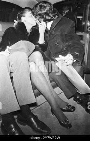 JUDY GARLAND ET SON FIANCÉ À l'aéroport de Londres : JUDY GARLAND donne à son fiancé ancien chef de groupe MICKIE DEANS un baiser enthousiaste alors qu'ils conduisent loin de l'aéroport après leur arrivée de New York ce matin. Leur arrivée a été entachée pour eux par la signification d'un bref sur la chanteuse dans un effort pour l'empêcher d'apparaître dans une boîte de nuit londonienne , l'une des deux raisons pour lesquelles le couple est à Londres . L'autre raison , de se marier , a aussi ses problèmes . Le couple doit avoir vécu dans le pays pendant seize jours avant de pouvoir épouser 1968 2019 nouvelles stars de cinéma Renee Zellweger dans le rôle de Judy Banque D'Images