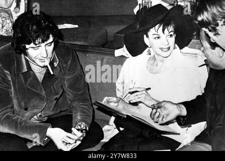 Légende originale : LA MARIÉE MALADE TORREMOLINOS , ESPAGNE ; JUDY GARLAND , en lune de miel avec son cinquième mari MICKEY DEANS ( à gauche) , montré dans un hôtel de cette station balnéaire du sud de l'Espagne pendant la lune de miel . Un porte-parole de l'hôtel a déclaré Mlle Garland pour les trois derniers jours et confinée au lit , mais finalement elle est réapparue , souriante et heureuse à nouveau . La nature de sa maladie n'a pas été divulguée. 1969 2019 nouveaux vedettes de film Renee Zellweger dans le rôle de Judy Banque D'Images