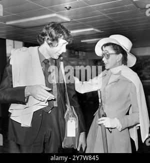 LONDON AIRPORT ; quelques mots privés entre une femme et son mari... la femme est américaine chantant JUDY GARLAND portant une tenue de voyage élégante, des lunettes à larges bords et une écharpe fluide. Elle est photographiée en train de parler à son mari de quelques mois MICKIE DEANS à l'aéroport d'Heathrow cet après-midi peu avant leur départ pour New York pour affaires. 1969 2019 nouveaux vedettes de film Renee Zellweger dans le rôle de Judy Banque D'Images