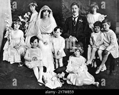 Le mariage de Lady Dorothy Cavendish et de M. Harold Macmillan, défunt des Grenadier Guards : la mariée et l'époux, avec les demoiselles d'honneur et les pages. Dans le groupe inférieur, les chiffres dans la rangée arrière sont (LtoR) Lady Katherine Fitzmaurice (fille du comte de Kerry) ; Lady Anne Cavendish (la sœur de la mariée) ; la mariée ; l'époux ; Miss Diana Cavendish (la cousine de la mariée) ; l'hon. Peter Cecil ; et Maître George Mercer-Nairne. Devant, à droite, se trouve Mlle Sybil Cavendish. Les deux autres petits garçons sont le comte de Burlington (le neveu de la mariée) et l'hon. Charles Fitzmaurice. 1er mai 192 Banque D'Images