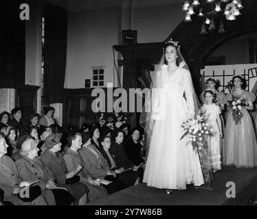 Des jeunes femmes et des filles défilent dans la salle de village locale de Woolwich, montrant une robe de mariée et des robes de demoiselle d'honneur.21 octobre 1951 Banque D'Images