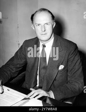 Sur la photo aujourd'hui (lundi), au War Office, Whitehall, Londres, se trouve M. Fitzroy Maclean, 43 ans, qui a été nommé sous-secrétaire d'État parlementaire et secrétaire aux finances, War Office, à Sir Winston Churchill, remaniement du gouvernement. Le poste porte un salaire de £2000 par an. M. Maclean, député conservateur de Lancaster, succède à M. James Hutchison, député conservateur de Scotstoun, démissionnaire. 18 octobre 1954 Banque D'Images