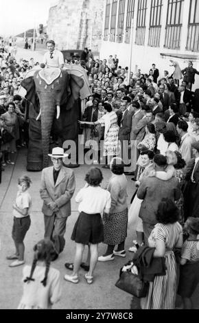 PACHYDERME À ESSENCE RENCONTRE LES FOULES MARGATE 1200 lb éléphant qui est arrivé à Margate hier pour ravir les foules et prendre les enfants pour des promenades n'était pas intéressé par les petits pains et n'a jamais vu la jungle . Jeannie , bien que la plus réaliste à regarder , est purement mécanique , à essence mais peut déplacer son tronc et sa tête et marcher . M. Frank Stuart , l'inventeur , qui a reçu des commandes de répliques de nombreuses régions du monde , a dû demander un permis de conduire pour l'éléphant . L'IMAGE MONTRE:- Jeannie l'éléphant mécanique de 1200 lb fait son chemin à travers les foules Margate avec un Banque D'Images