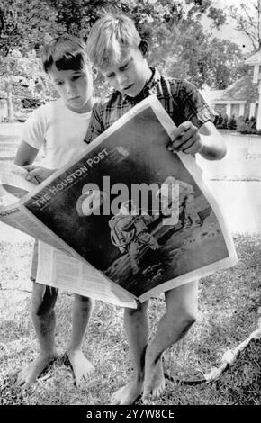 Andrew Aldrin (à droite), fils d'Edwin Buzz Aldrin, lit un journal avec un ami d'école, Charlie Merriefield, après que son père et Neil Armstrong soient devenus les premiers à marcher sur la lune. El Lago, Texas, États-Unis - 21 juillet 1969 Banque D'Images