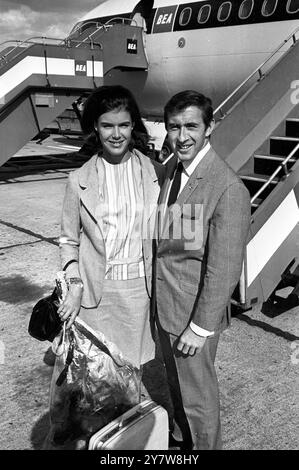 Sur la photo, après leur arrivée à l'aéroport de Londres en provenance de Monaco, le pilote écossais Jackie Stewart et sa femme Helen le .23 mai 1966 Banque D'Images