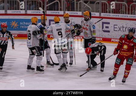 Die Pinguins um Torschuetze Christian Wejse (Fischtown Pinguins Bremerhaven, #65) jubeln, Jan Urbas (Fischtown Pinguins Bremerhaven, #09), Miha Verlic (Fischtown Pinguins Bremerhaven, #91), GER Duesseldorfer EG v. Fischtown Pinguins Bremerhaven, Eishockey, Deutsche Eishockey-Liga, 5. Spieltag, saison 2024/2025, 01.10.2024 Foto : Eibner-Pressefoto/Fabian Friese Banque D'Images
