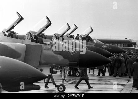 Des avions de chasse F-4-d Phantom nouvellement arrivés se sont alignés sur le tarmac ici hier après l'arrivée du 7e escadron américain, 48e escadron tactique de chasse après leur vol du Nouveau-Mexique. Les avions sont arrivés pour participer aux manœuvres de l'armée 'Reforger I' près de la frontière tchécoslovaque plus tard ce mois-ci. L'escadron de 24 avions est l'un des quatre revenant des États-Unis pour prendre part à l'exercice - le plus grand déploiement à l'étranger jamais réalisé d'une flotte d'avions de chasse tactiques de l'USAF pour un exercice en temps de paix, base aérienne de Spangdahlem, Allemagne.16 janvier 1969 Banque D'Images