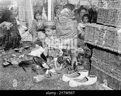 Des musulmans de tout le sud de l'Angleterre se sont réunis aujourd'hui à la mosquée Shah Jehan, Woking, Surrey, pour célébrer ID al-Fitr (Festival de la rupture rapide). Vu ici Shahed Subhan, 15 mois, joue avec les chaussures laissées par les membres de la congrégation qui sont entrés dans la mosquée pour la prière.1 mai 1957 Banque D'Images