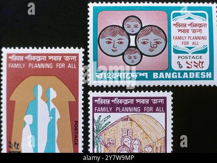 Timbres-poste du Bangladesh promouvant la planification familiale Banque D'Images