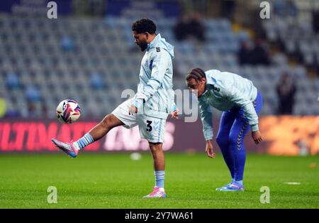 Jay Dasilva de Coventry City se réchauffe avant le Sky Bet Championship match à la Coventry Building Society Arena, Coventry. Date de la photo : mardi 1er octobre 2024. Banque D'Images