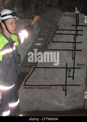 Modèle d'une coupe transversale de la mine de Kiruna - le gisement mesure 4 km de long et 2 km de profondeur. L'exploitation minière a lieu à 1 045 mètres sous le sommet original de la montagne. L'exploitation du prochain niveau principal, à 1 365 mètres, devrait commencer en 2012. Kiruna est une ville de la Suède la plus septentrionale avec 19 000 habitants et 23 000 dans la municipalité de Kiruna. Le nom Kiruna vient de la langue sami Giron et signifie ptarmigan, un oiseau blanc originaire des régions du nord. Cet oiseau est également représenté sur les armes de la ville, avec le signe pour le fer. Le fer symbolise l'industrie minière qui a été de gre Banque D'Images