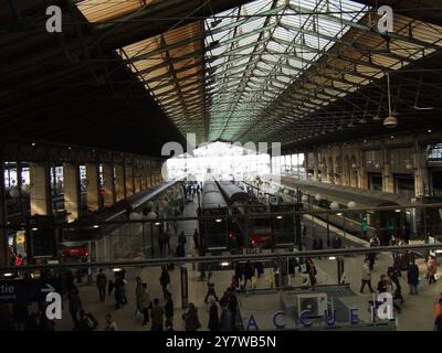 La Gare du Nord - l'une des six grandes gares terminus du réseau SNCF à Paris. Il offre des liaisons avec plusieurs lignes de transport urbain (métro et RER de Paris). En nombre de voyageurs (environ 180 millions par an), elle est la gare SNCF la plus fréquentée, et probablement la troisième gare ferroviaire la plus fréquentée au monde. Banque D'Images