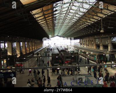 La Gare du Nord - l'une des six grandes gares terminus du réseau SNCF à Paris. Il offre des liaisons avec plusieurs lignes de transport urbain (métro et RER de Paris). En nombre de voyageurs (environ 180 millions par an), elle est la gare SNCF la plus fréquentée, et probablement la troisième gare ferroviaire la plus fréquentée au monde. Banque D'Images