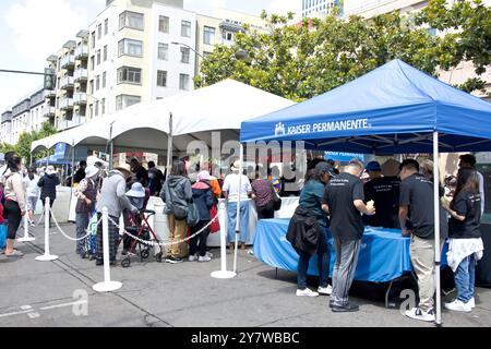 Oakland, CA - 24 août 2024 : les participants se promènent autour des stands installés au 35e Autumn Street Festival du quartier chinois d'Oakland. Banque D'Images