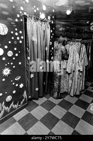 Jenny Boyd , belle-soeur de Beatle George Harrison , photographiée alors qu'elle servait des clients dans la dernière boutique de Londres , ' la pomme ' dans laquelle le célèbre groupe pop aurait un intérêt financier , à Baker Street , Londres , aujourd'hui . La pomme , qui a ouvert au public aujourd'hui , vendra des vêtements , des radios , des disques , des livres etc et sera une sorte de bazar .7 décembre 1967 Banque D'Images