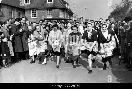 La course annuelle de crêpes à Olney , Bucks. - Shrove Tuesday le début de la course annuelle de crêpes Shrove Tuesday , à Olney , Bucks et les femmes en compétition du village courent à un départ volant , leurs crêpes frites et prêtes dans leurs casseroles . La course a été courue dans le village depuis le XVe siècle , et le village rivalise avec la ville américaine de Liberal , Kansas . Libéral fait sa propre course aujourd'hui , et les meilleurs temps seront comparés . La gagnante a été Mme Joan Keech , 31 . 2 mars 1954 Banque D'Images