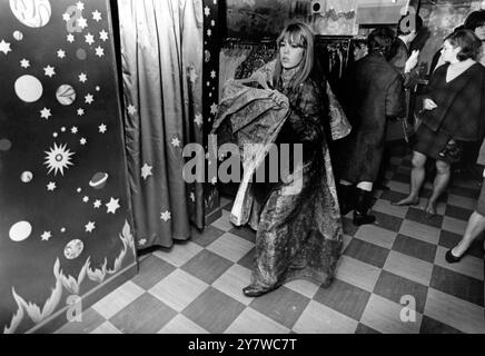 Jenny Boyd , belle-soeur de Beatle George Harrison , photographiée alors qu'elle servait des clients dans la dernière boutique de Londres , ' la pomme ' dans laquelle le célèbre groupe pop aurait un intérêt financier , à Baker Street , Londres , aujourd'hui . La pomme , qui a ouvert au public aujourd'hui , vendra des vêtements , des radios , des disques , des livres etc et sera une sorte de bazar .7 décembre 1967 Banque D'Images