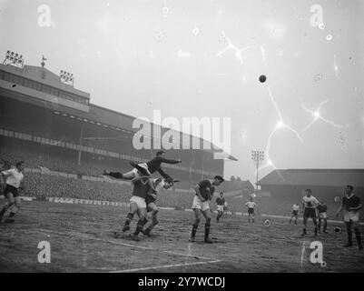 Le gardien de Manchester United Harry Gregg survole la tête de deux joueurs, l'un un défenseur de Manchester, et l'autre joueur attaquant des Spurs, à l'intérieur de la gauche, Dave Dunmore, lors du match de la Football League Division 1 à White Hart Lane, Tottenham Hotspurs contre Manchester United le .7 février 1959 Banque D'Images